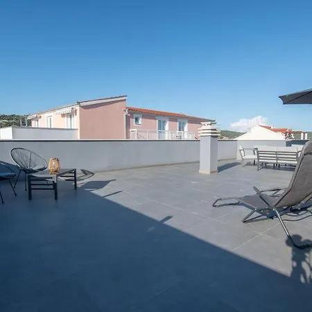 Villa Ocean Breeze By The Sea With Pool *